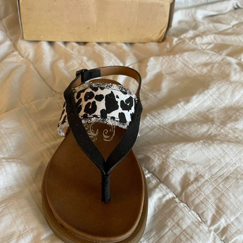 Very G Black and White Sandals size 8